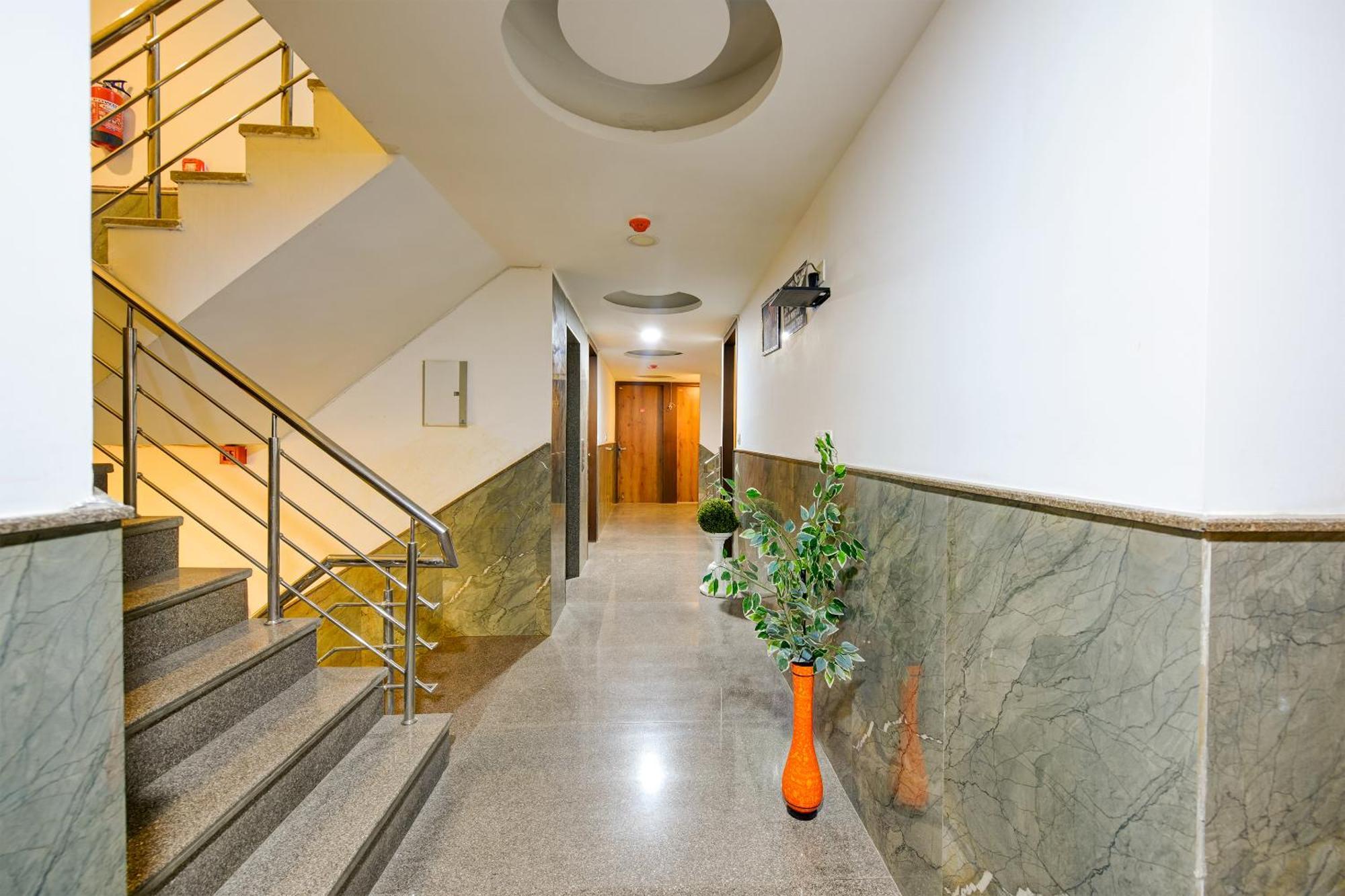 Hotel Grand Qubic Near Delhi Airport New Delhi Bagian luar foto