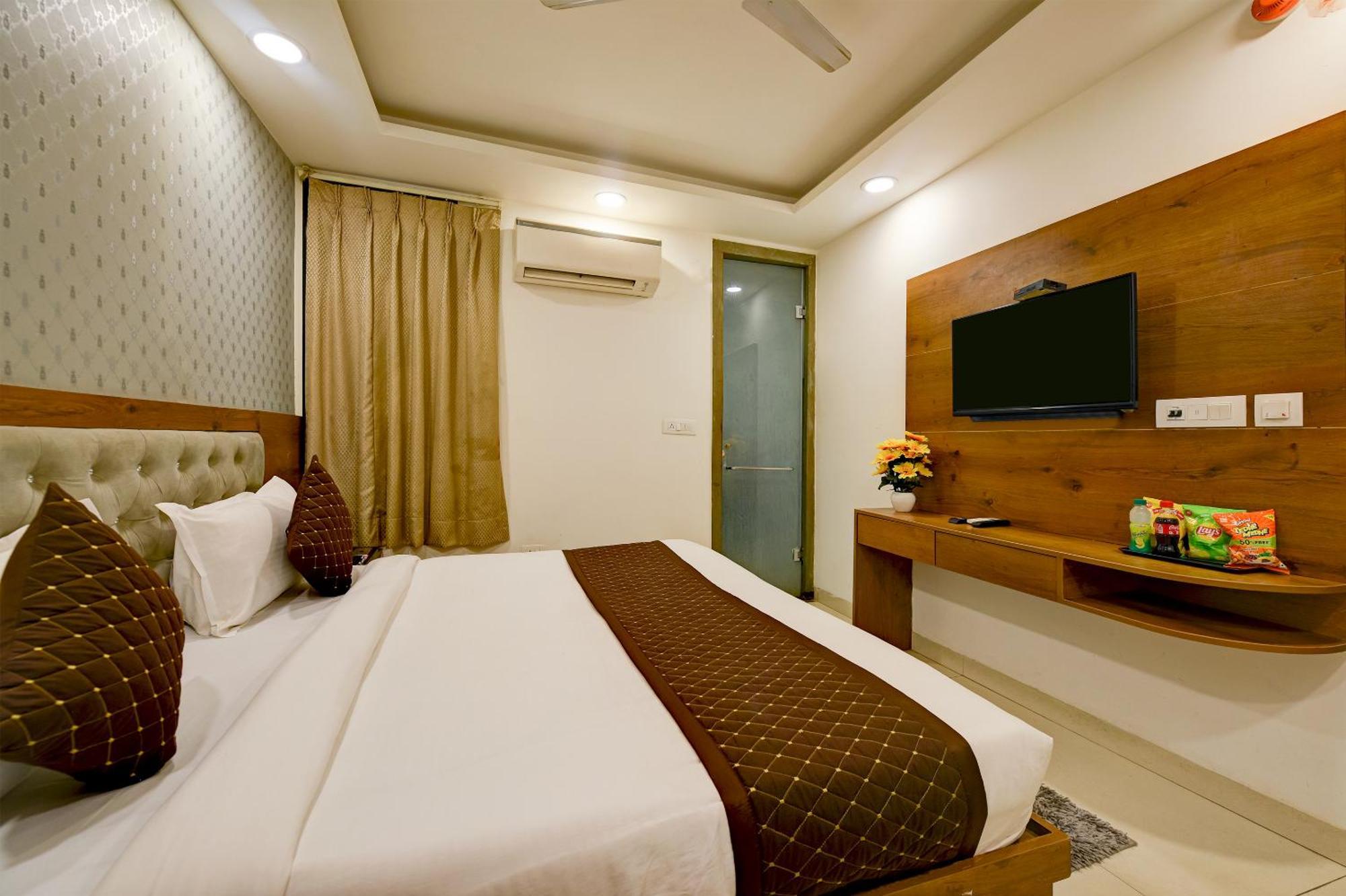 Hotel Grand Qubic Near Delhi Airport New Delhi Bagian luar foto