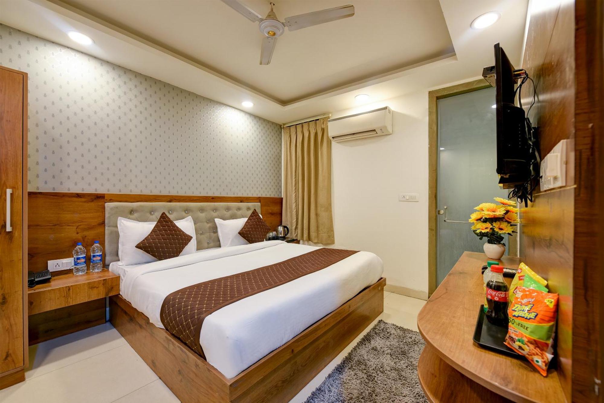 Hotel Grand Qubic Near Delhi Airport New Delhi Bagian luar foto